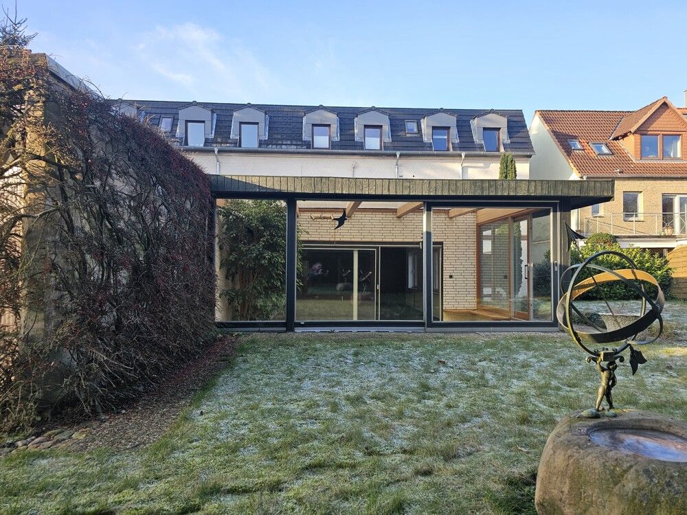 Blick vom Garten auf den Wintergarten