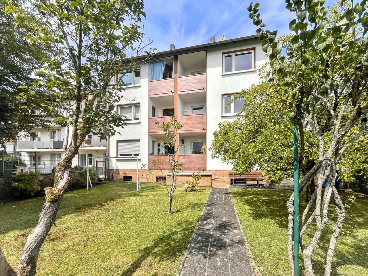 Attraktives Mehrfamilienhaus mit sechs Wohneinheiten, ausgebauter Dachfläche und Garten