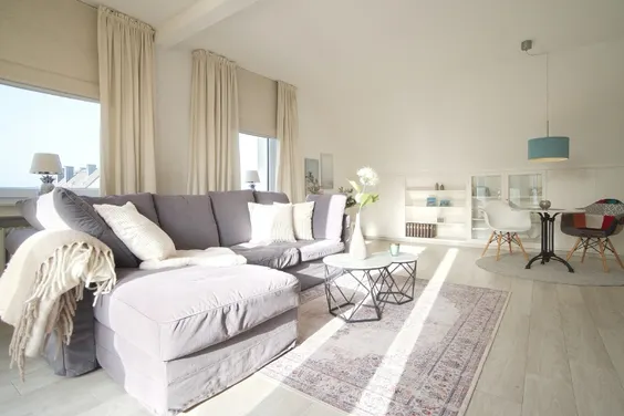 Lichtdurchflutete Citywohnung mit drei Zimmern, Loggia und PKW-Stellplatz, Internetzugang