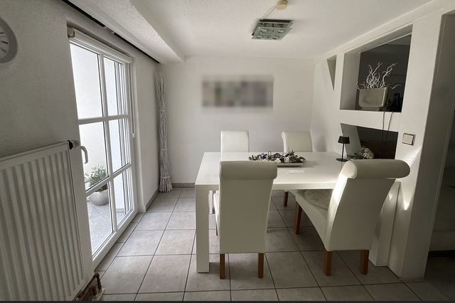 Essbereich mit Ausgang zur Terrasse