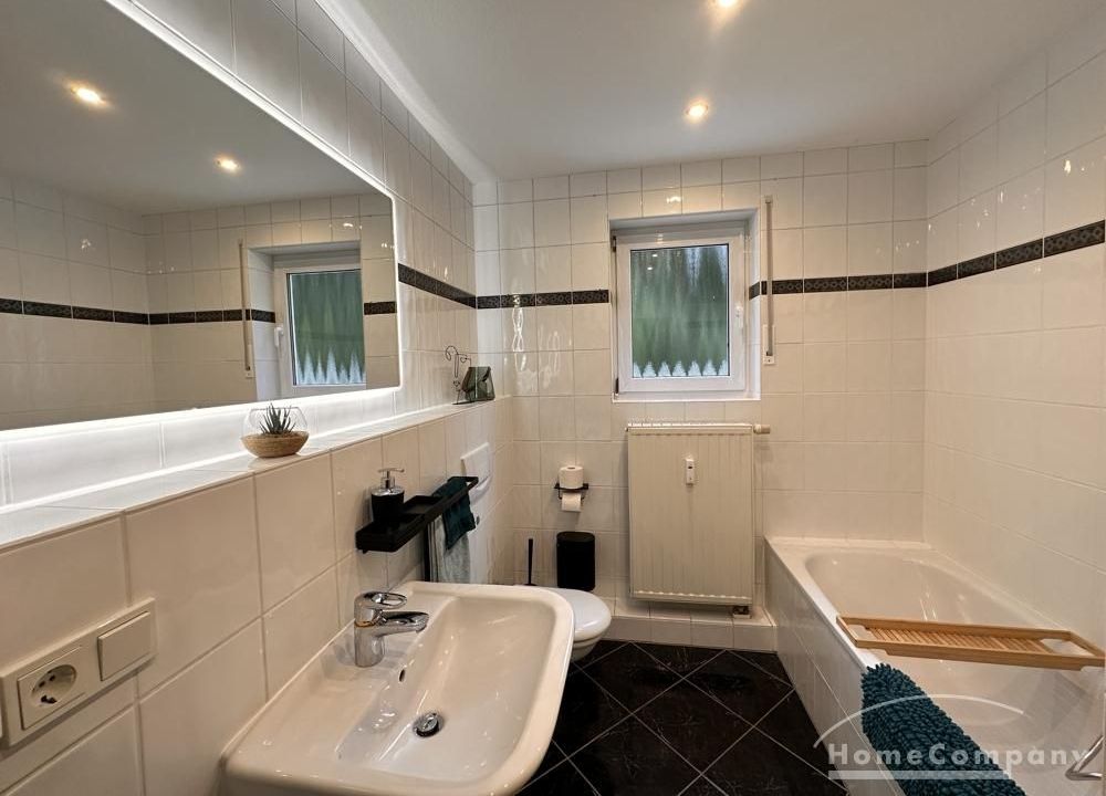 Tageslicht Duschbad mit Badewanne