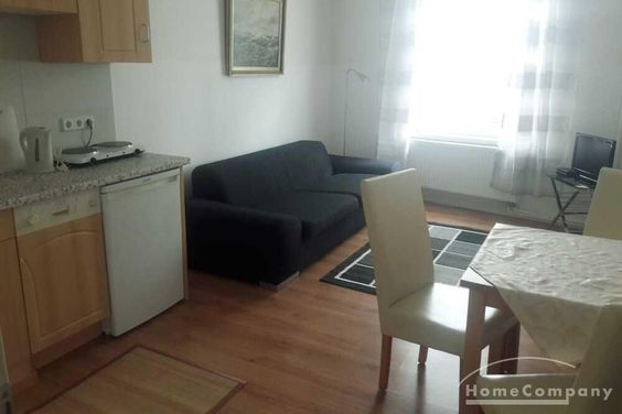 Wohnung in einem Mehrfamilienhaus, Wohnzimmer mit Küchenzeile