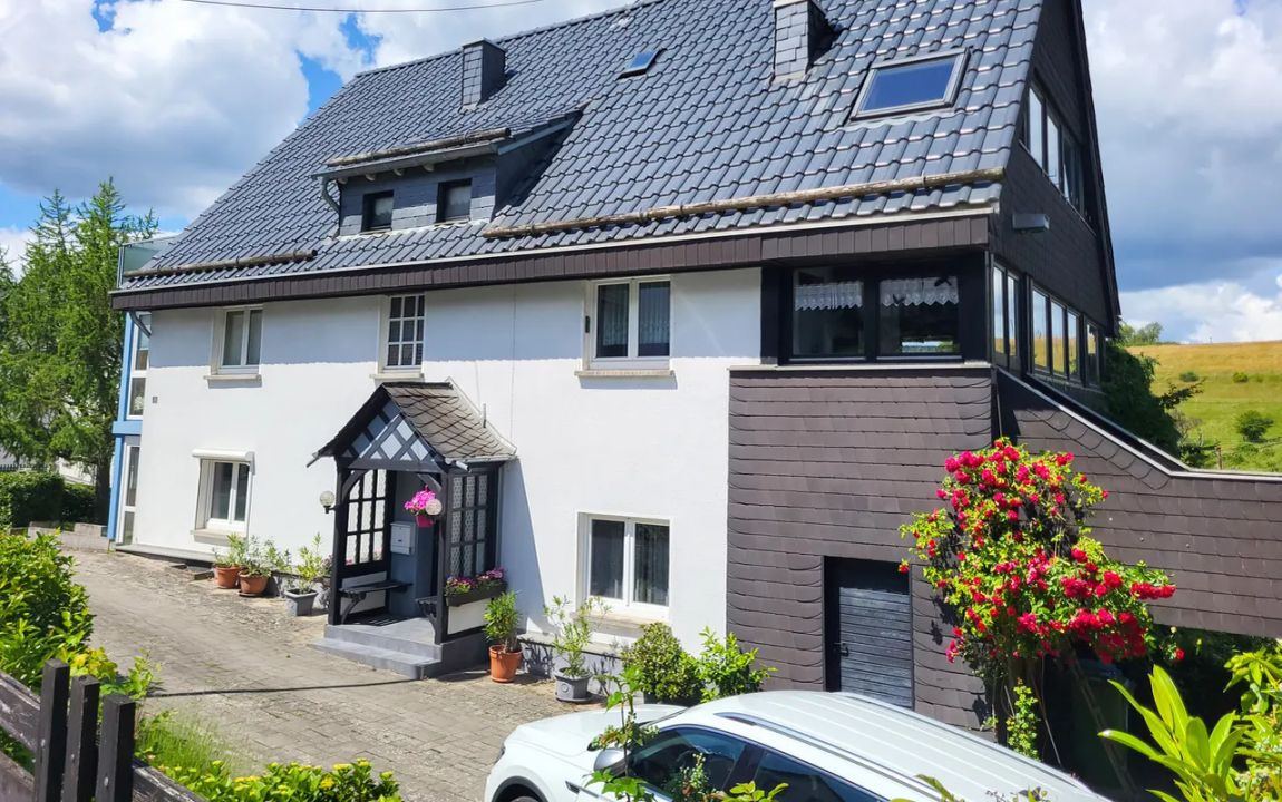 Großzügiges Wohnhaus mit renovierter Einliegerwohnung,  Doppelgarage und gepflegtem Garten!