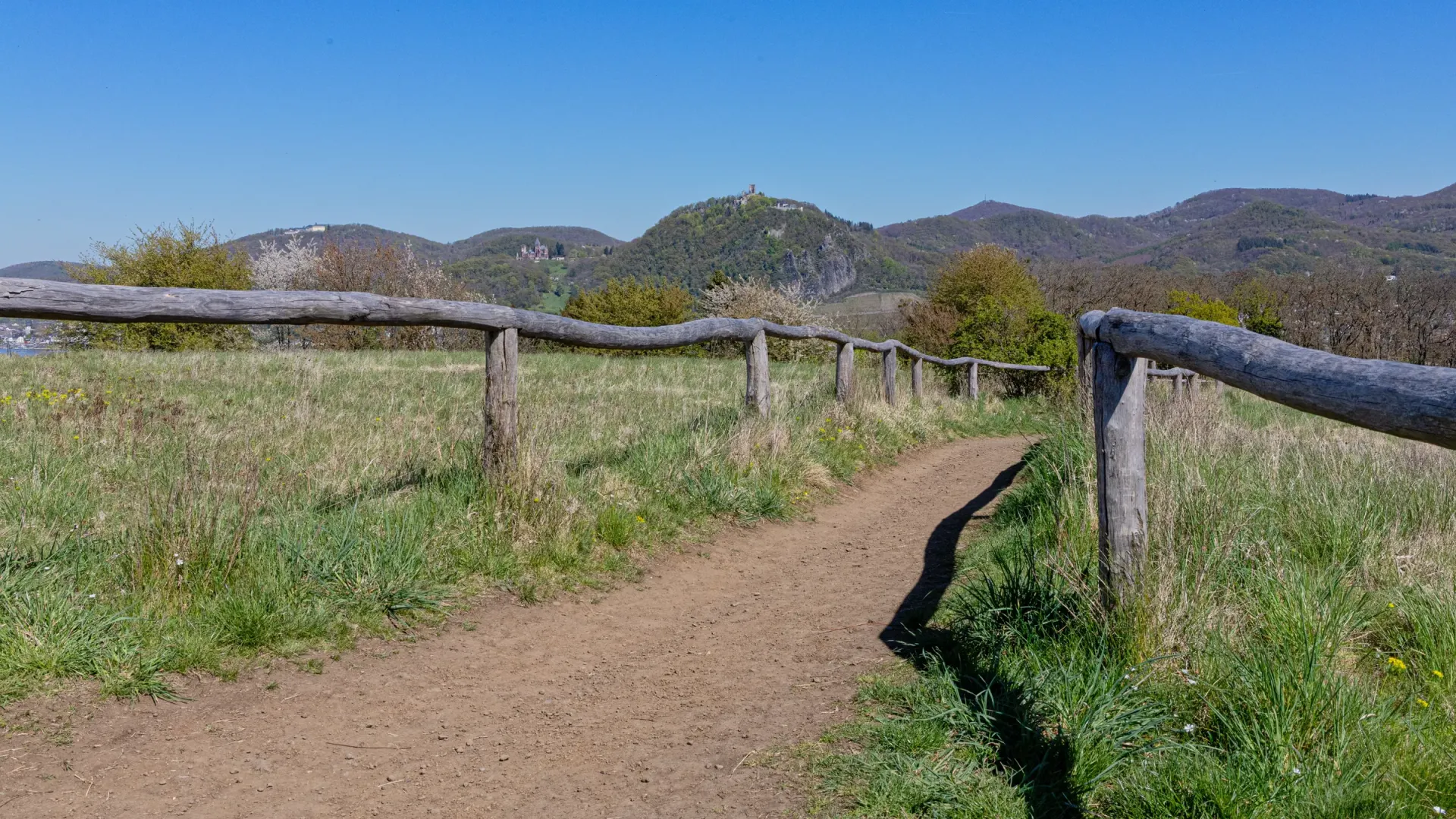 Wanderweg in Wachtberg mit Blick auf das Siebengebirge
