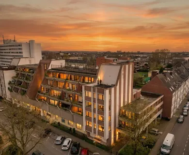 3-ZI.-WHG. MIT ANGRENZENDEM APARTMENT, DACHTERASSE UND 2 PKW-STELLPLÄTZEN IN CITYNÄHE ZU KAUFEN!!