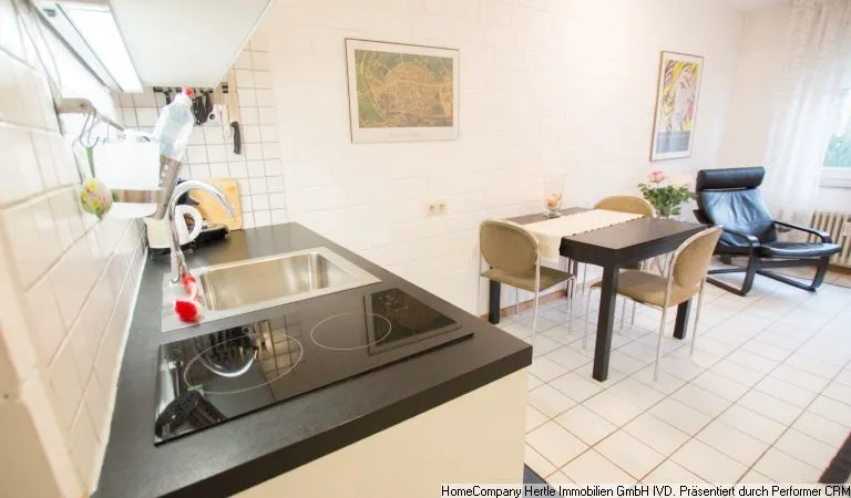 K&uuml;chenzeile mit Essbereich