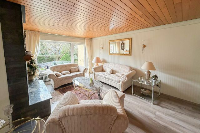 2. Wohnzimmer mit Kamin (EG)
