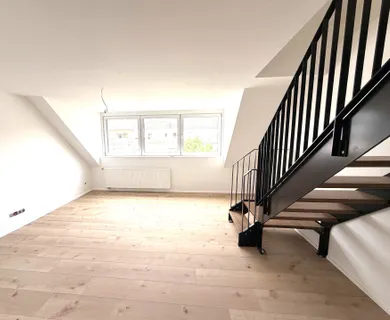 Düsseldorf-Derendorf! Frisch Sanierte 4-Zimmer-Maisonette mit offener Küche!
