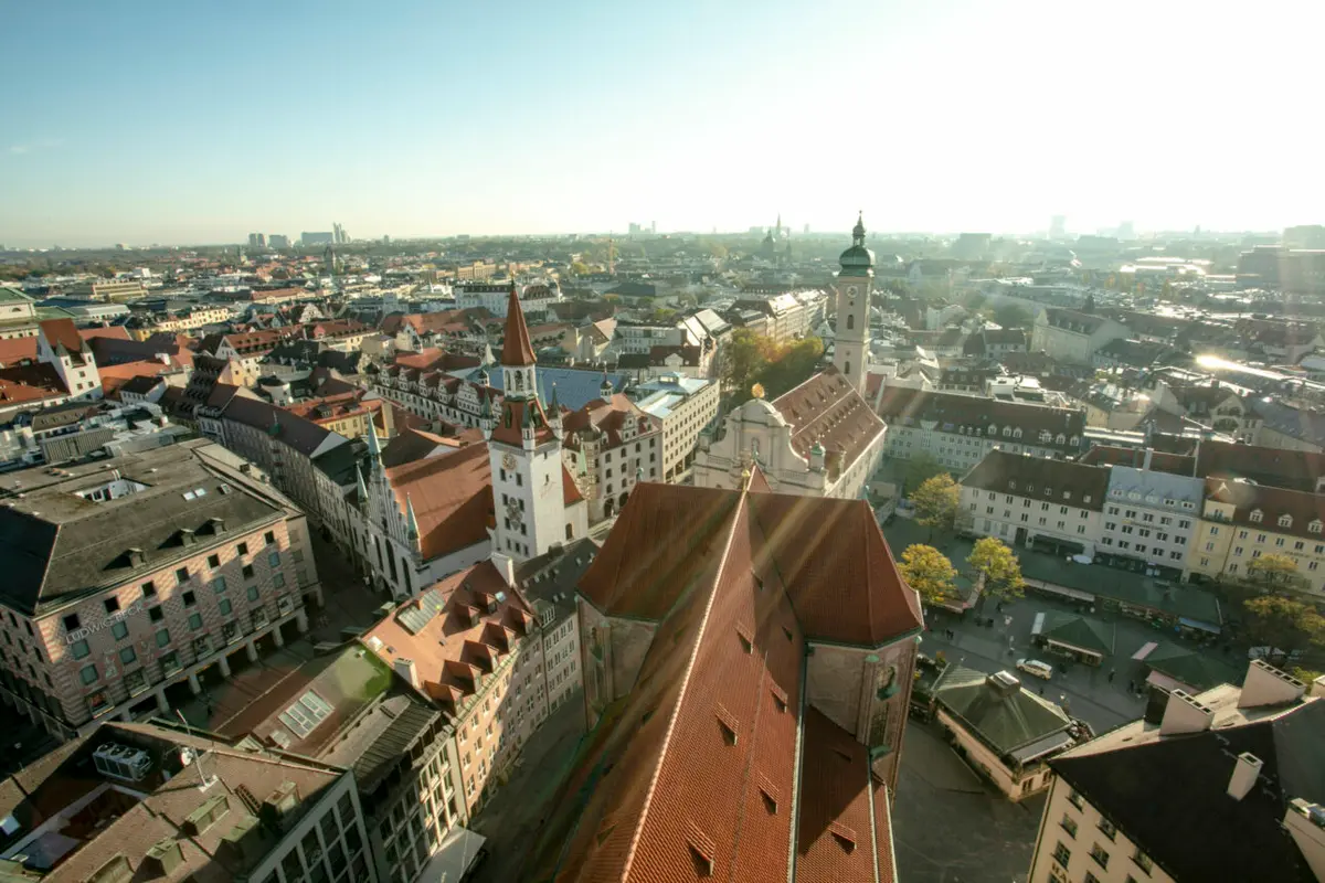Scenic autumn aerial view of the ancient medieval gothic architecture City Hall building at the Marienplatz Market Square in Munich, Bavaria, Germany Bild von Oben