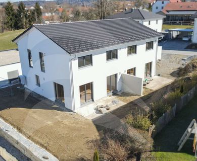 Lichtdurchflutete Doppelhaushälfte mit Süd-West-Garten in Aicha vorm Wald