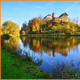 Großzügiges Wohnhaus mit Gewerbegäude und Garagen
