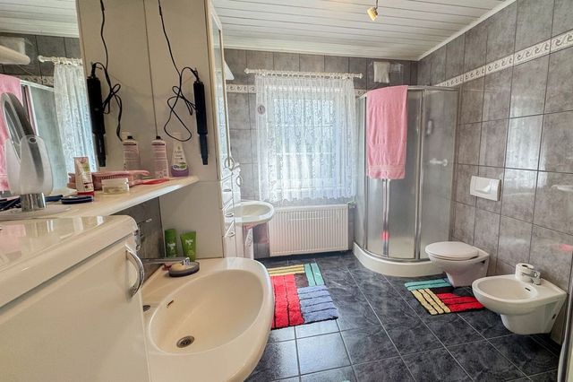 Tageslichtbad mit Wanne und Dusche EG