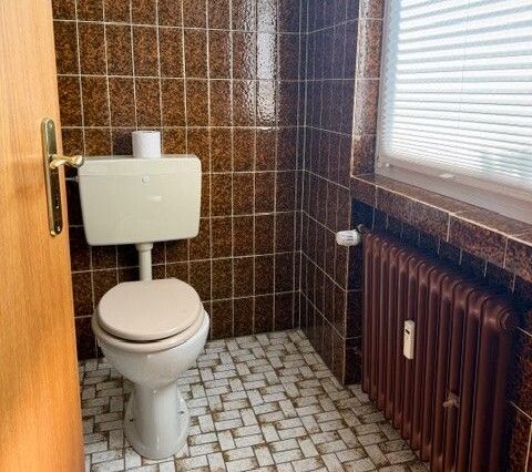 Haushälfte rechts - Gäste-WC mit Fenster