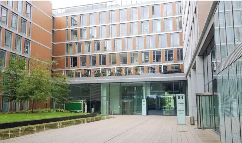 Eingangsbereich außen (©Deka Immobilien)