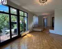große Fensterfront zur Terrasse