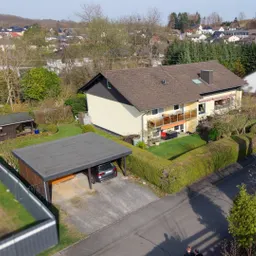 Gepflegtes Split-Level-Haus mit Einliegerwohnung (vermietet) und tollem Garten – nahe Hamm/Sieg!