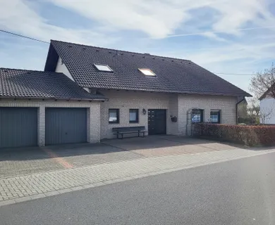 Freistehendes Einfamilienhaus mit barrierefreiem Erdgeschoss, Doppelgarage und großem Garten!