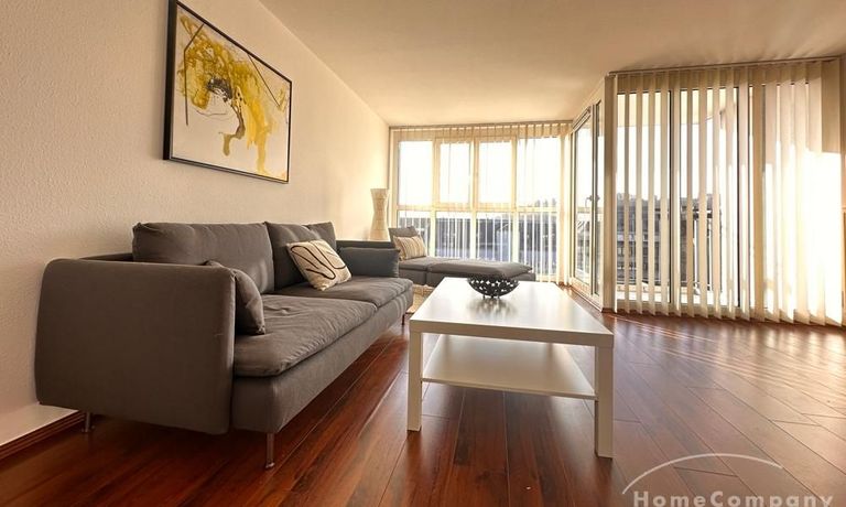 Wohnzimmer mit Balkon