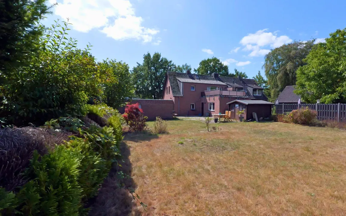 Schöne Doppelhaushälfte mit großem Grundstück, Doppelgarage und Keller in Kleve – Reichswalde