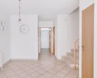 Heller Wohn-und Essbereich