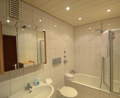 Nah bei Düsseldorf: Vollmöbliertes Apartment – Pool und Sauna im Haus – Erkrath-Unterfeldhaus - Photo 5