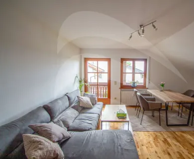 Stilvolle Split-Level-Wohnung mit 2 Zimmern in Essenbach