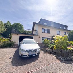 Gepflegtes Zweifamilienhaus mit viel Platz – in ruhiger Ortsrandlage von Reichshof!