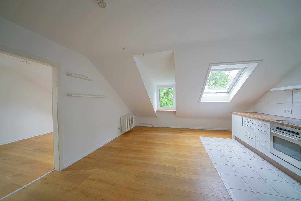 Ratingen-Süd: Gemütliche 3-Zimmer-Dachgeschosswohnung mit EBK und Gartenmitbenutzung im Grünen - Photo 5