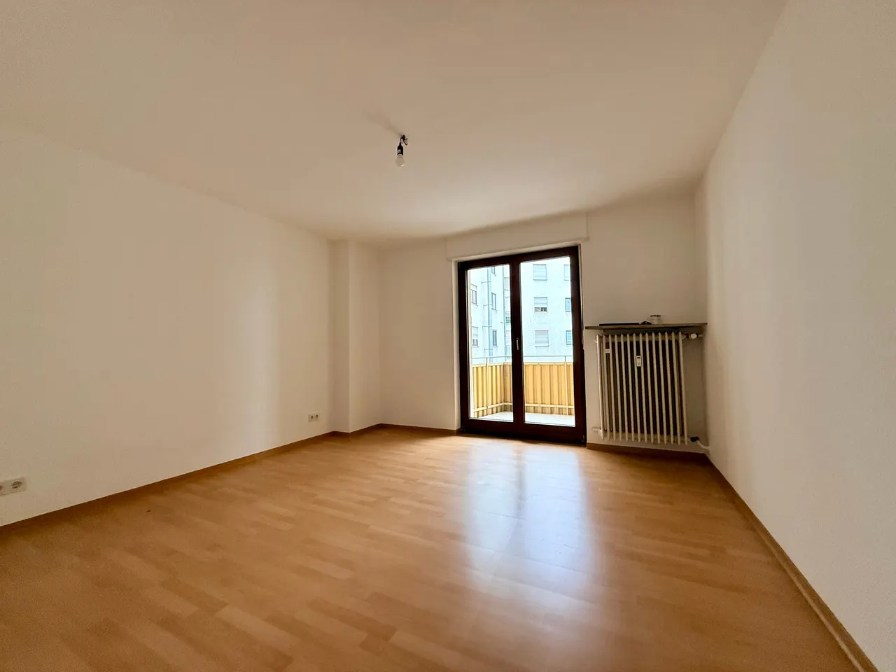 Wohnzimmer mit Balkon Zugang