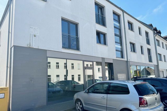 Fensterfront & Parkplätze