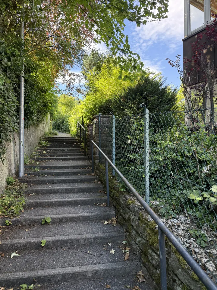 Treppen zum Grundstück
