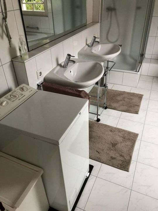 Gro&szlig;es Badezimmer mit Waschtrockner