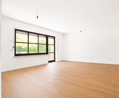 Frisch renovierte 3-Zimmer-Wohnung mit Loggia und Garage in ruhiger Lage - Photo 2
