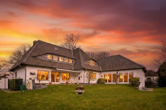 TOLLES ANWESEN MIT SCHWIMMBAD IN KREFELD-KLIEDBRUCH!