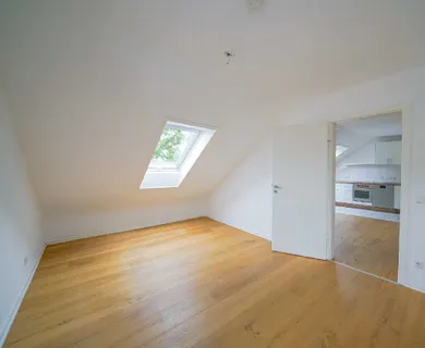 Ratingen-Süd: Gemütliche 3-Zimmer-Dachgeschosswohnung mit EBK und Gartenmitbenutzung im Grünen - Photo 5