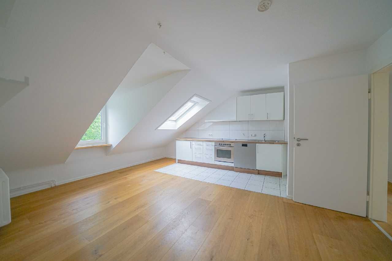 Ratingen-Süd: Gemütliche 3-Zimmer-Dachgeschosswohnung mit EBK und Gartenmitbenutzung im Grünen - Photo 1