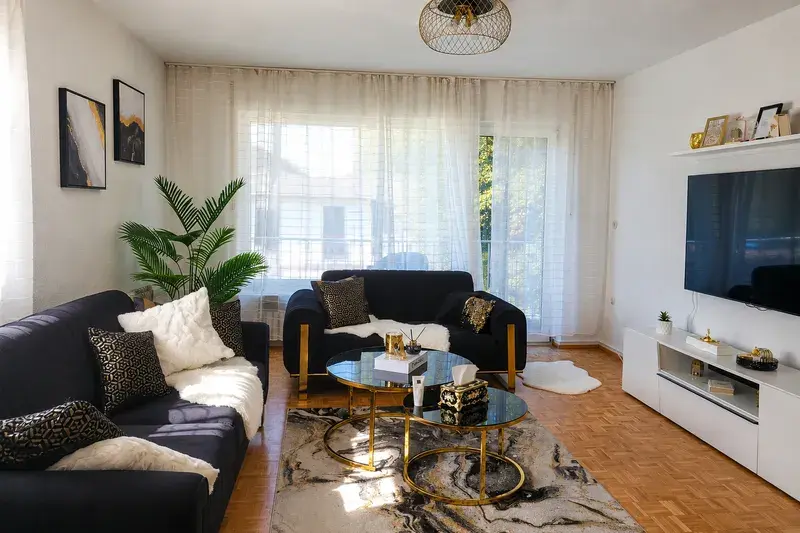 Modernes Wohnzimmer mit Zugang zum Balkon 1