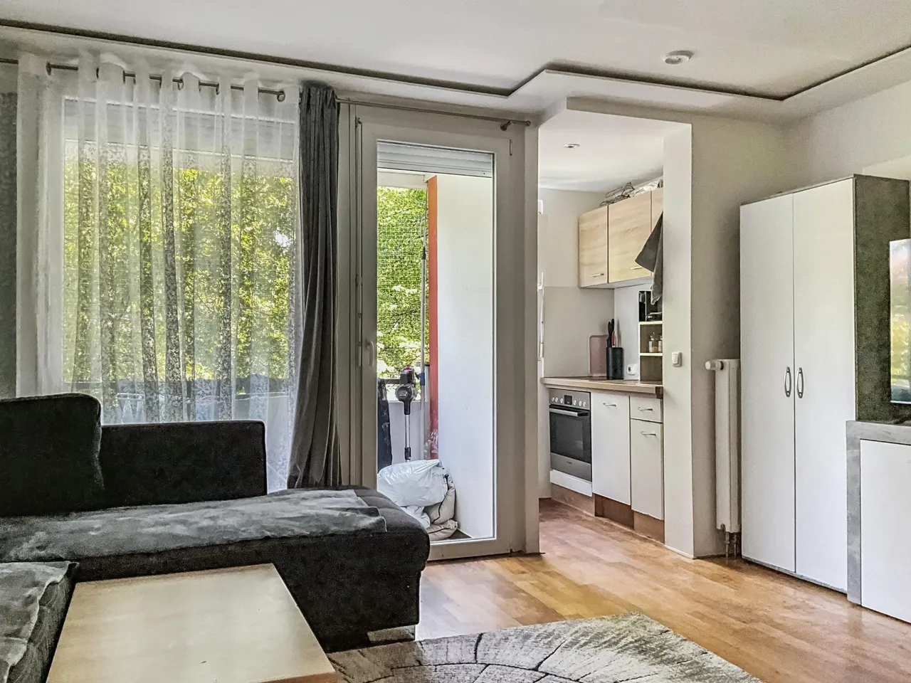Wohnzimmer mit Balkonzugang