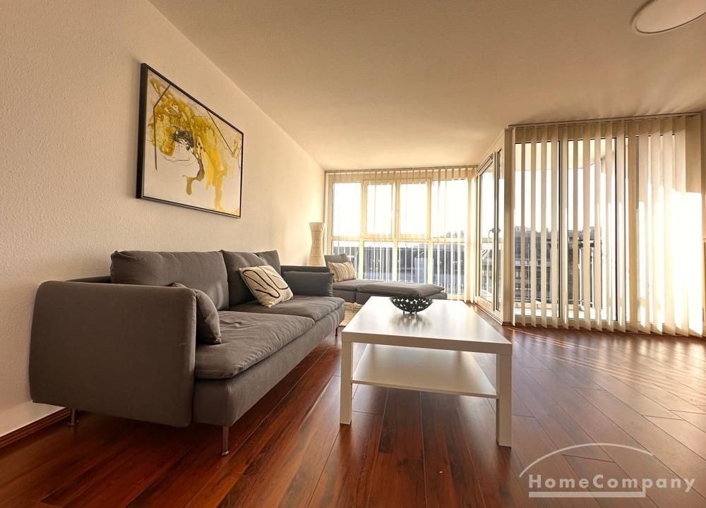 Wohnzimmer mit Balkon