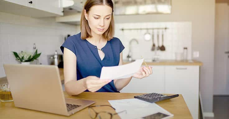 Dame liest einen Brief