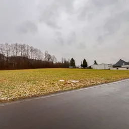 Naturnah leben, bestens angebunden: Großzügiges Baugrundstück in attraktiver Lage von Windeck!