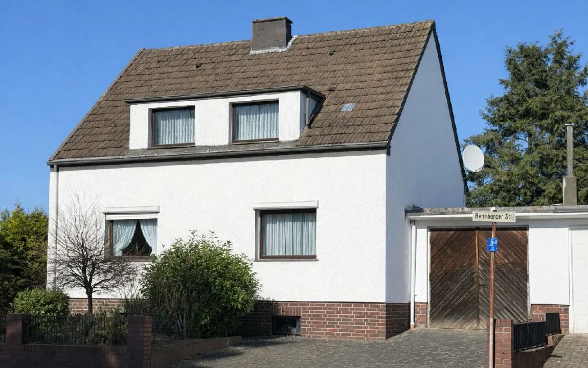 Verkaufsstart: 
Freistehendes Einfamilienhaus mit Garage, einem gartenseitigen Anbau und Garten