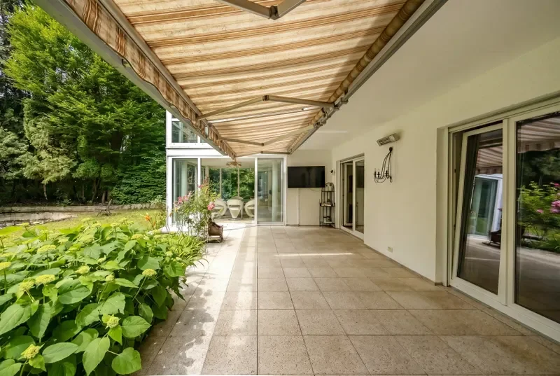 Großzügige Terrasse im EG