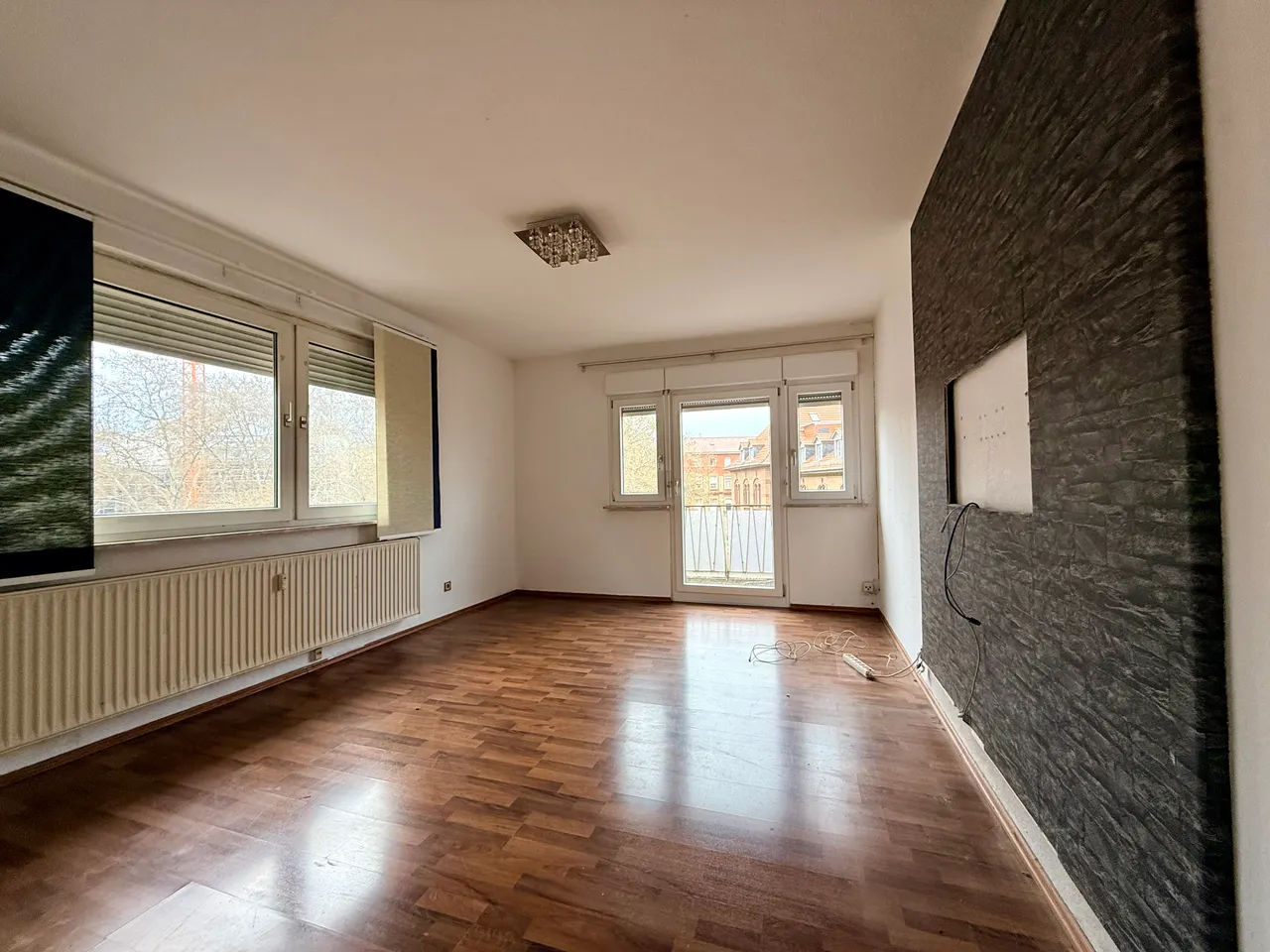 Wohnzimmer mit Balkon