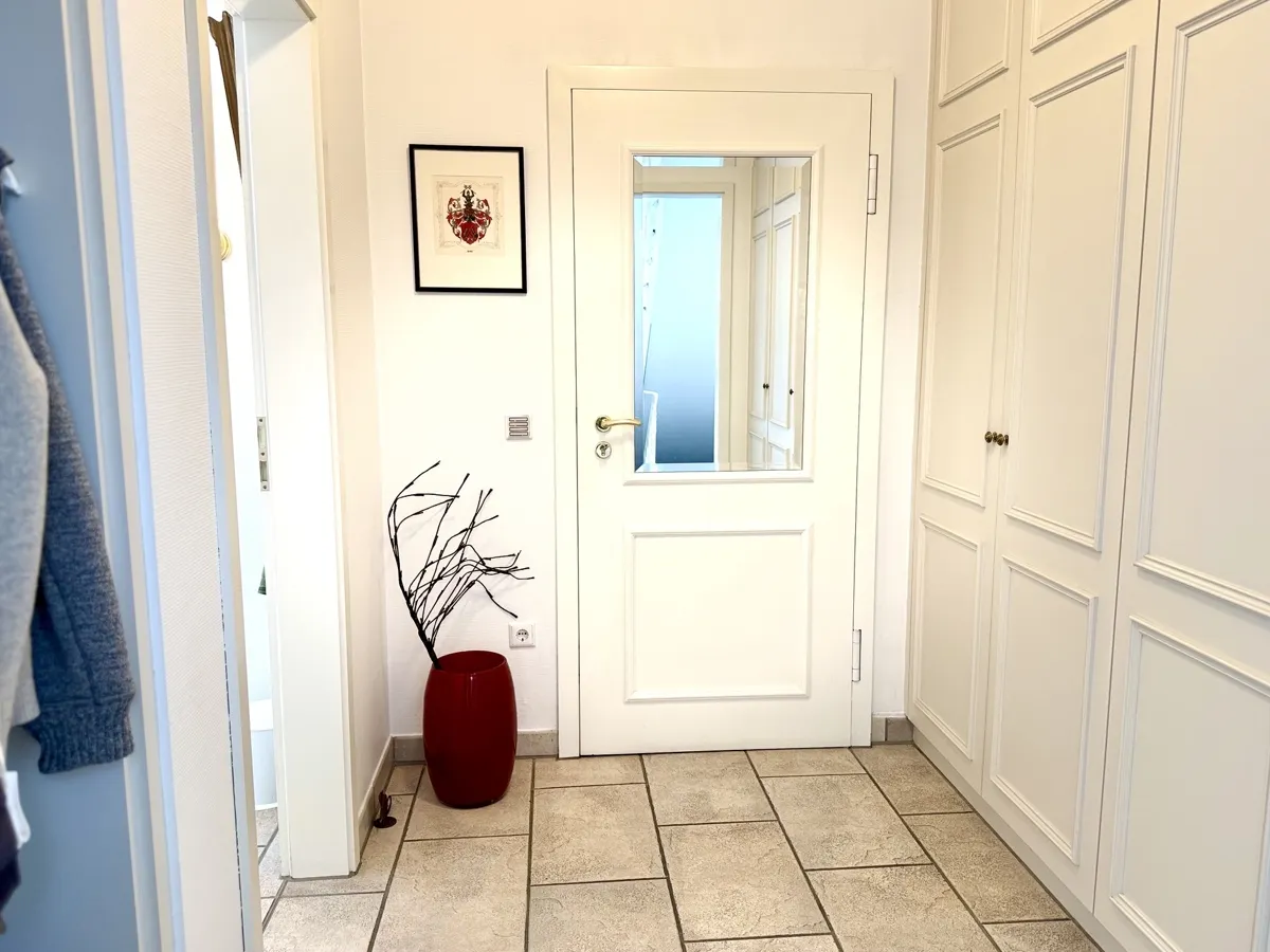 Diele mit Garderobenschrank, Zugang zur Garage