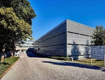Einfahrt zum Gebäude