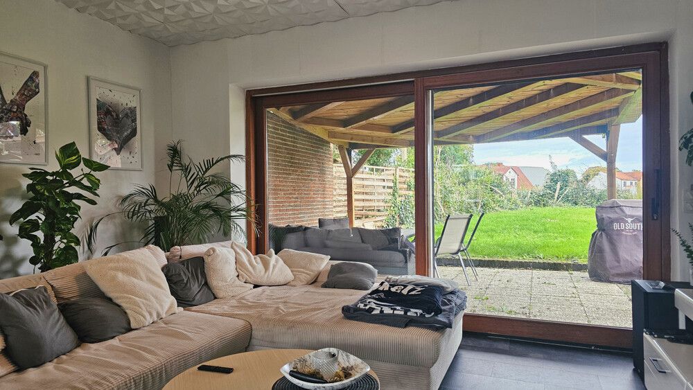 Wohnzimmer mit Zugang zur überdachten Terrasse