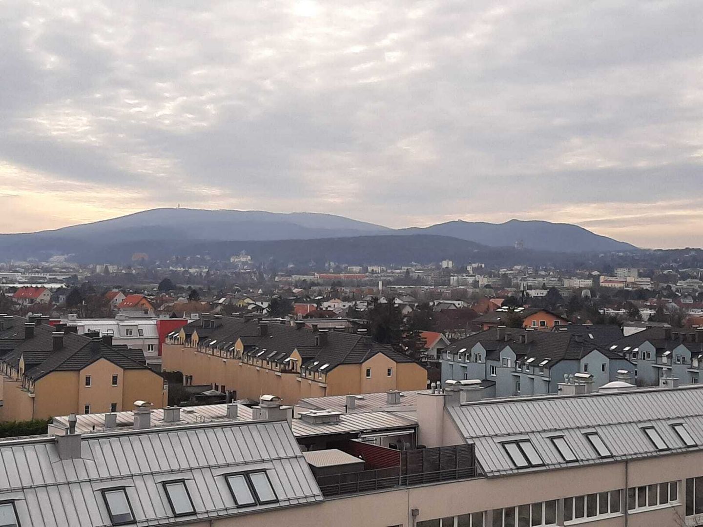 LOGGIAMIETE/ TRAUMHAFTER FERNBLICK! 3 getrennte Zimmer, Einbauküche, Fliesenbad, 22 m2 Freifläche, Gesamtmiete € 980,--