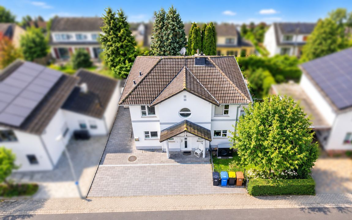 Attraktives bezugfertiges Stadthaus mit gepflegten Grundstück und moderner Ausstrahlung!