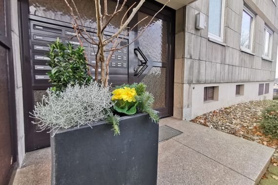 s-h-i.de: „kompakte Wohnung mit Fernblick, Balkon und Aufzug“